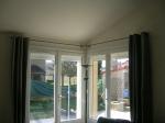 Rideaux  oeillets sur tringle avec un coude cintr